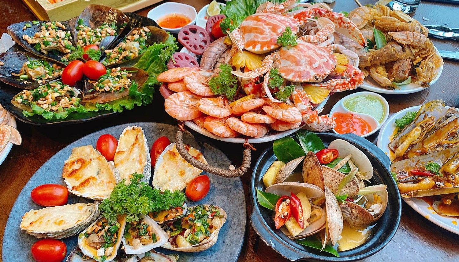 Bay Buffet Seafood Ho Tay Nha Hang ha una bellissima vista 3