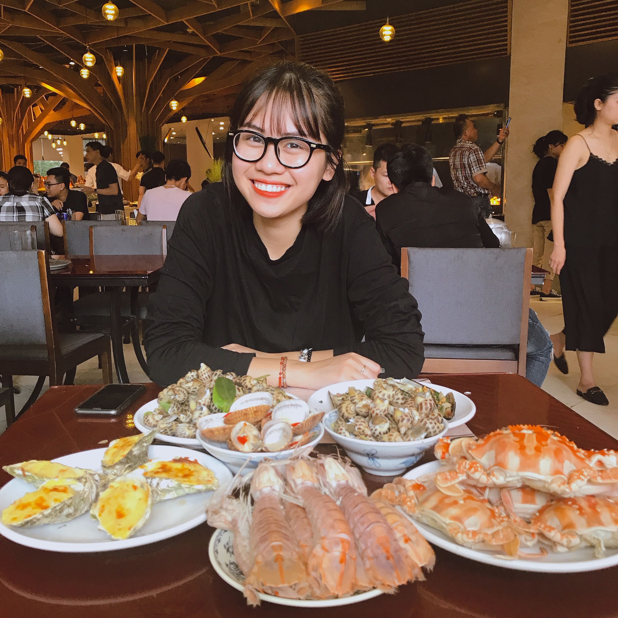 Bay Seafood Buffet Ho tay phuc vu