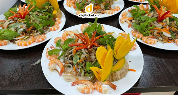 Nhà hàng sông Bình Thạnh - Nằm ngay trung tâm thành phố, Nhà hàng Phương Nam sông Sài Gòn với không gian ấm áp và thực đơn phong phú là địa điểm lý tưởng để thưởng thức ẩm thực và cảm nhận vẻ đẹp của sông nước thơ mộng.