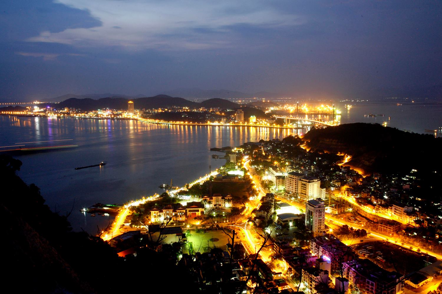 Thành phố biển Hạ Long khi nhìn từ trên cao vào ban đêm