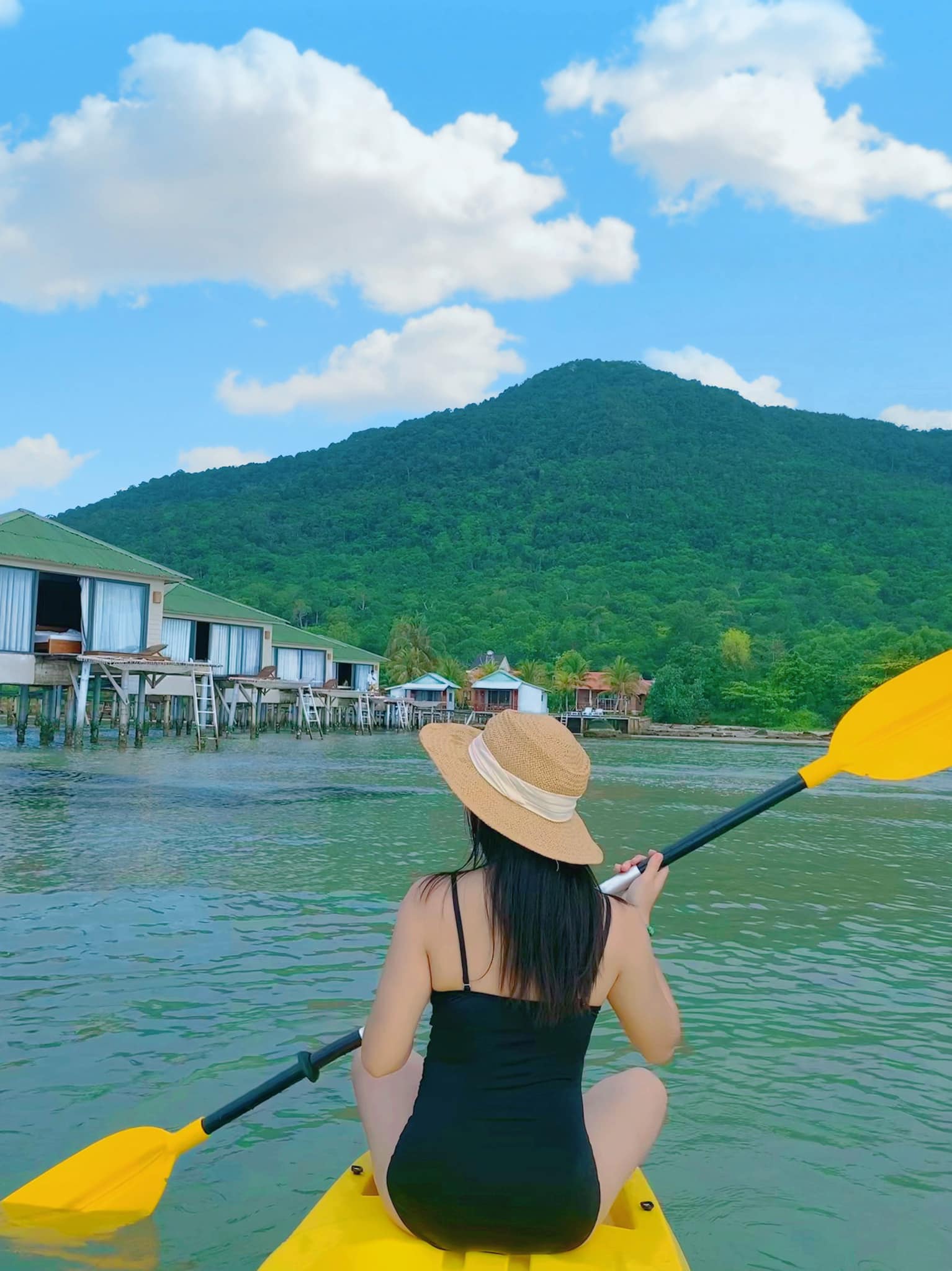 Lotus Home Phú Quốc: chèo thuyền kaya