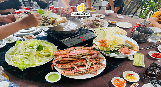 Nhà hàng nào tại Quảng Ninh có không gian và view đẹp khi thưởng thức lẩu hải sản?
